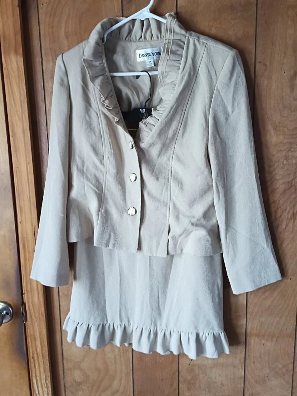Danny & Nicole 2 Pc Beige Ruffle Skirt Suit Set Women’s 8P Petite Vintage Y2K